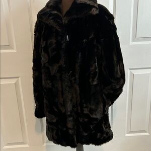 Vintage Dubrowsky & Pererlbinder Tissavel faux fur coat 🖤